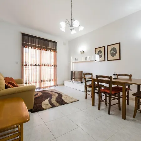Qawra - Large Central 3 Bedroom * St. Paul's Bay