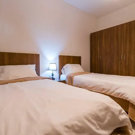 Qawra - Large Central 3 Bedroom Lejlighed