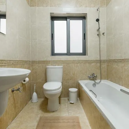 Qawra - Large Central 3 Bedroom Lejlighed *