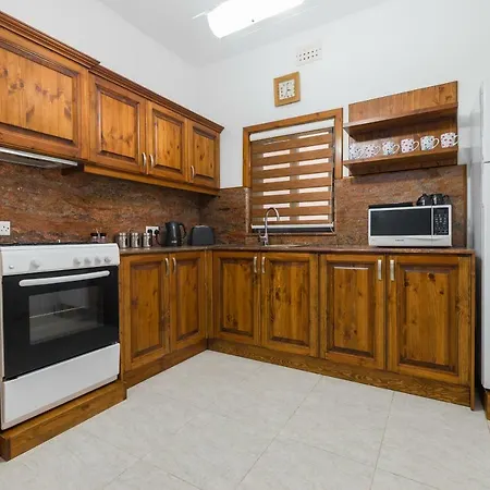 Qawra - Large Central 3 Bedroom Apartman *