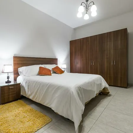 Qawra - Large Central 3 Bedroom San Pawl il-Baħar