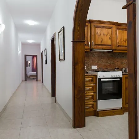 Qawra - Large Central 3 Bedroom Lejlighed *